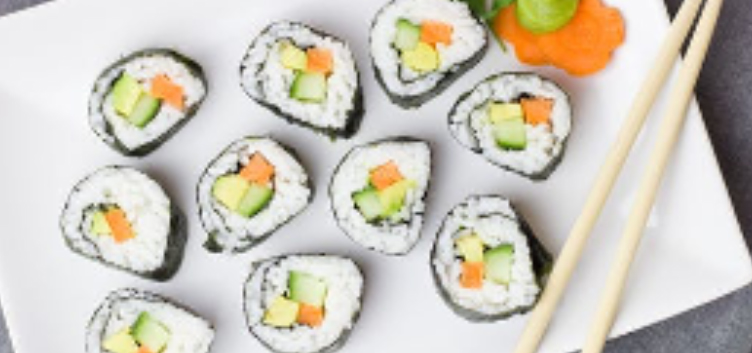 Sushi op een serveerbord met stokjes