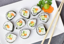 Sushi op een serveerbord