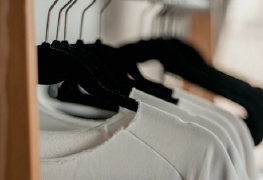 T-shirts aan een hanger