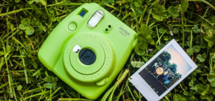 Een groene polaroid camera