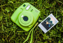 Een groene polaroid camera