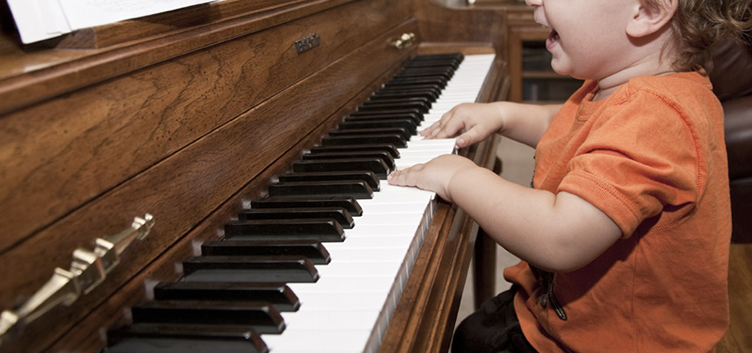 Kleinzoon op de piano